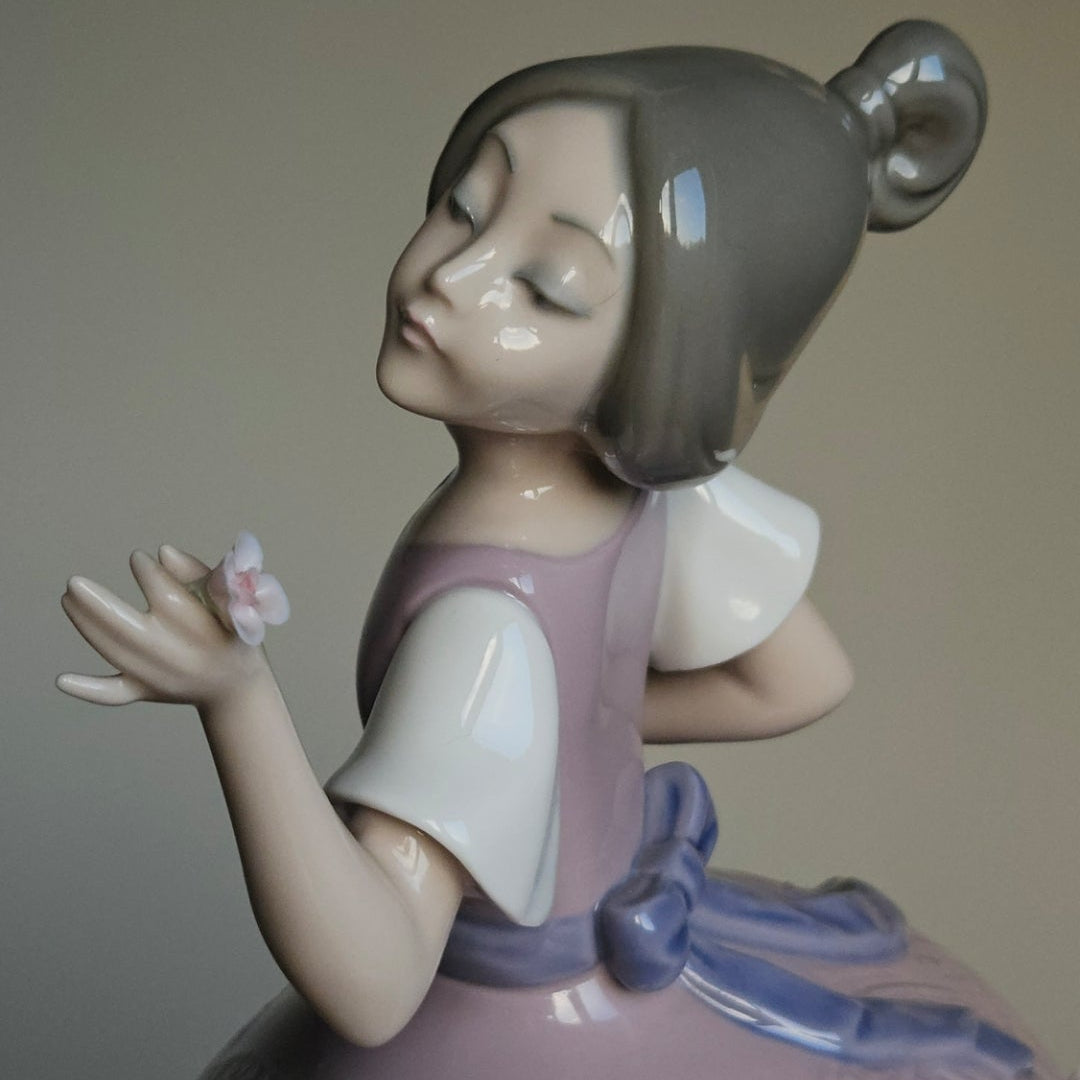 Girl in Pink Dress|Porcelain Figurine|Lladro 5120