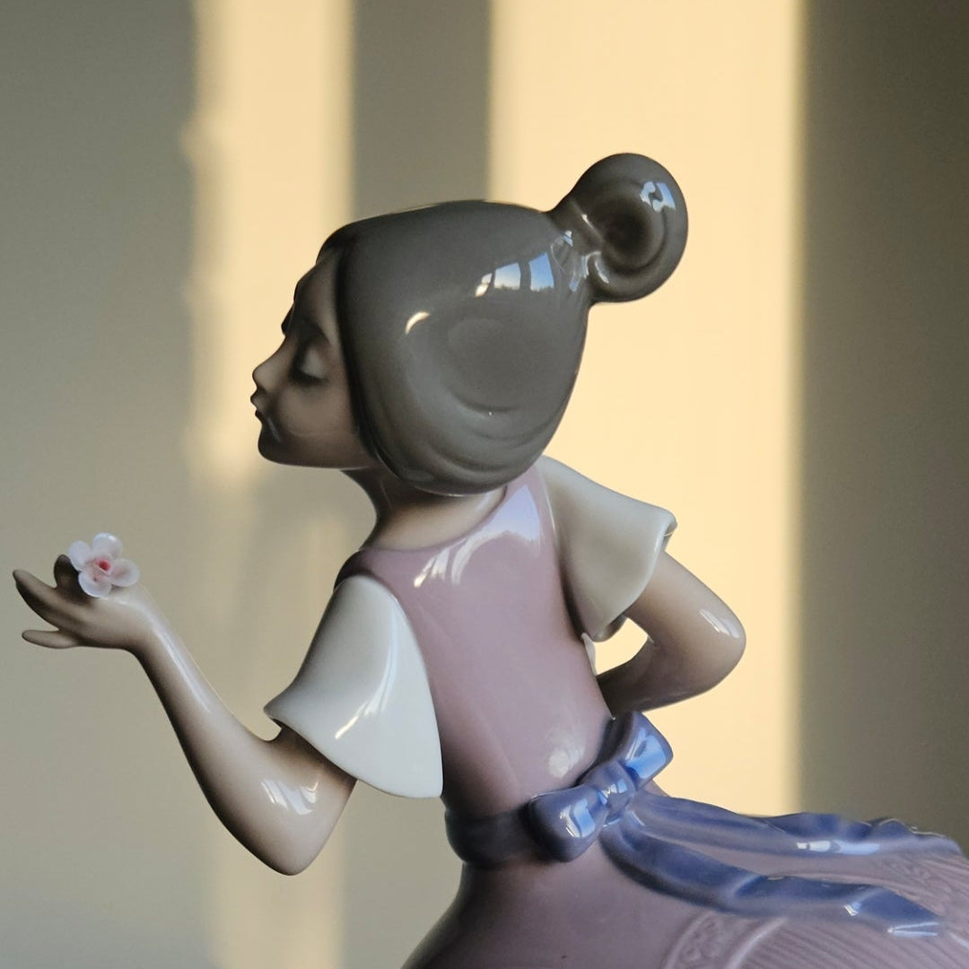 Girl in Pink Dress|Porcelain Figurine|Lladro 5120