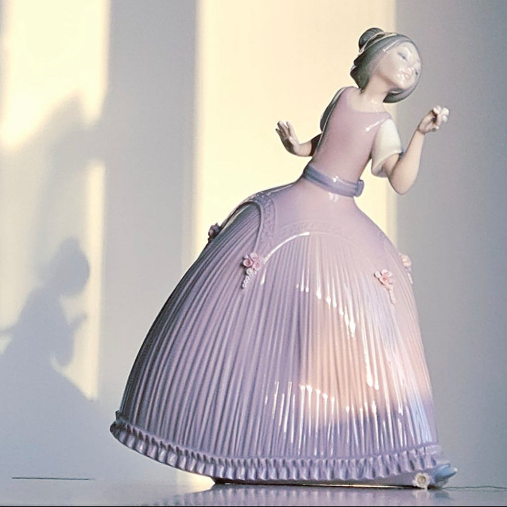 Girl in Pink Dress|Porcelain Figurine|Lladro 5120